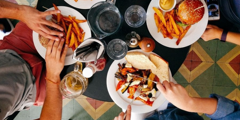 Ý nghĩa giấc mơ thấy ăn uống điềm tốt hay xấu?