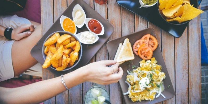 Nằm mơ thấy ăn uống đông người