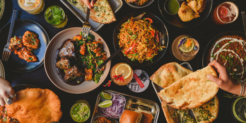 Mơ thấy ăn uống cùng người lạ